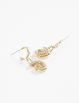 Aros colgantes dorados con forma de espiral.