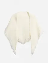 Capa o chal triangular de tejido grueso, color blanco roto o crema, con bordes deshilachados o con flecos.