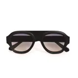 Lentes de sol con armazón de acetato negro y diseño de puente superior recto. Cuentan con cristales degradados en tono grisáceo y ofrecen protección UV400.