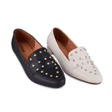Zapato mocasín color blanco con apliques metálicos plateados.