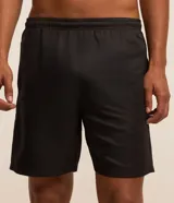 Bermuda deportiva gris para hombre, con cintura elástica, cordón de ajuste, bolsillos laterales y recortes laterales con red. Confeccionada en poliéster.