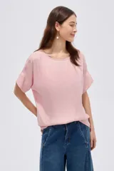 Blusa rosada de poliéster, con diseño holgado, cuello a la base y mangas cortas.