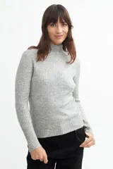 Sweater gris de punto con cuello alto y mangas largas.