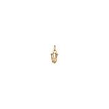 Dije dorado con forma de letra V, fabricado en aleación de metales bañado en oro de 18k, con argolla para colgar.