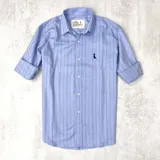 Camisa celeste con rayas verticales finas en tono más oscuro, cuello italiano y mangas 3/4.