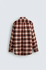 Camisa de corte regular fit confeccionada en tejido fluido de algodón y viscosa. Presenta un diseño de cuadros, cuello solapa, manga larga con puños abotonados, bolsillo en el pecho y cierre frontal con botones.