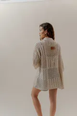 Saco calado negro tejido a máquina, con cuello tipo camisa y mangas 3/4.