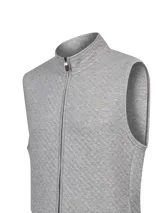 Chaleco gris melange con textura acolchada de rombos, cuello alto y cierre frontal con cremallera.