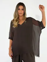 Blusa color chocolate, de diseño amplio y fluido, con escote en V y mangas cortas holgadas.