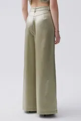 Pantalón sastrero verde oliva de tafeta metalizada, tiro alto y pierna ancha.