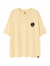 Remera oversize color amarillo claro, de manga corta, con cuello redondo y pequeño estampado en el pecho con la leyenda "In Loop" y un disco de vinilo.