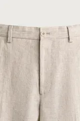 Pantalón de traje regular fit de lino color verde militar, con bolsillos laterales y bolsillos traseros de doble vivo con botón. Cierre frontal con cremallera y botón.