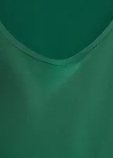 Vestido midi de satén color verde, con escote redondo y tirantes anchos, de corte recto y diseño sin mangas.