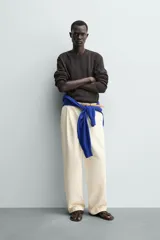 Jersey de punto de corte regular, confeccionado en una mezcla de algodón y lino. Presenta cuello redondo, manga larga y acabados en rib en cuello, puños y bajo.