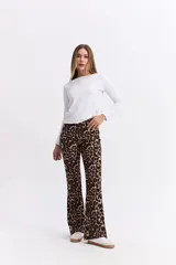 Pantalón de tiro medio con calce slim y leve apertura en el bajo, confeccionado en tejido elástico con estampado animal print de leopardo.