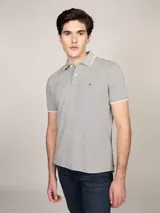 Chomba gris de algodón y lino, corte regular, con cuello clásico, tapeta de dos botones y logo bordado en el pecho.