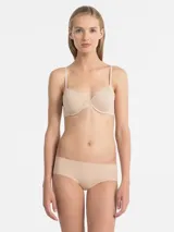 Bombacha hipster color piel de microfibra ligera, con bordes sin costuras cortados a láser y logo de Calvin Klein estampado en la cadera.