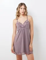 Chemise verde esmeralda de seda fría, marca Montelle. Con apliques de encaje en ruedo y escote. Breteles finos regulables.