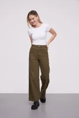 Pantalón de jean blanco, de corte ancho y tiro alto.