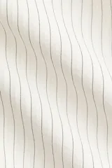 Blusa de mezcla de algodón y viscosa, color blanco con diseño a rayas finas oscuras, cuello alto con volados y mangas largas con puños elastizados con volados.