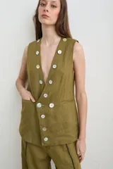 Chaleco de lino color verde militar, con escote en V profundo, sin mangas y cierre frontal cruzado con doble botonadura de nácar.