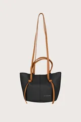 Bolso tipo tote de cuero sintético negro con doble asa corta y correa larga fina color marrón.
