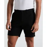 Bermuda de gabardina color negro, corte recto y largo a la rodilla.