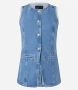 Chaleco de jeans azul oscuro, sin mangas, con cuello redondo y cierre frontal de botones blancos. Presenta un corte ligeramente alargado y solapas frontales que simulan bolsillos.