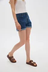 Short de jean tiro alto con bolsillos y dobladillo en las piernas.