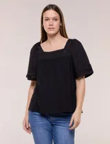 Blusa de corte holgado color marfil, confeccionada en mezcla de modal y algodón, con escote cuadrado y mangas cortas adornadas con detalles de puntilla calada.