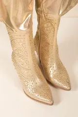 Bota texana dorada con brillos, de caña media y punta fina.