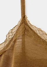 Top mustasa de tejido de punto fino con mezcla de lana, diseño entallado, tirantes finos, cuello escotado y delicados ribetes de encaje.