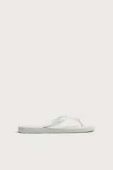 Sandalias de goma blanca Havaianas x Zara, con suela plana con relieve y tiras en el empeine con textura.
