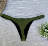 Conjunto de bikini verde militar con corpiño de corte recto y bombacha colaless. Ambos con tiras ajustables con hebillas metálicas.