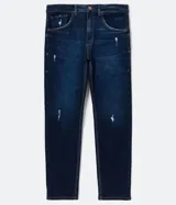 Pantalón de jean azul oscuro, corte slim, con bolsillos delanteros y traseros.