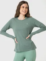 Polera de manga larga deportiva en color verde melange, con cuello redondo y diseño ajustado. Presenta aberturas para los pulgares en los puños y un pequeño logo bordado en el pecho.