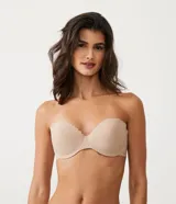 Soutien tipo top color nude, con copas moldeadas y borde festoneado en la parte superior. Posee tirantes finos removibles.