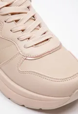 Zapatillas blancas de símil cuero acordonadas con cortes irregulares y pequeños detalles iridiscentes. Su plataforma es irregular y cuenta con 5 cm de alto.