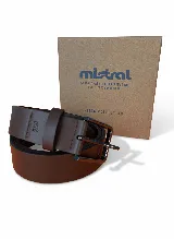 Cinturón marrón de cuero con hebilla metálica rectangular.