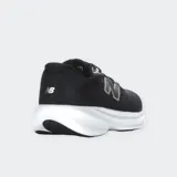 Championes de running New Balance modelo 680 V9, color negro con entresuela blanca. Confeccionados en malla transpirable, cuentan con amortiguación Fresh Foam en la entresuela y suela de goma duradera.