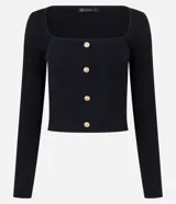 Blusa cropped de punto roja con escote cuadrado, mangas largas y botones dorados.
