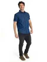 Camisa de jean de manga corta, color azul, con cierre frontal de botones, cuello camisero y bolsillo en el pecho con etiqueta de la marca.