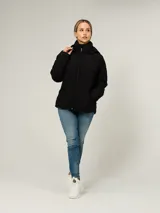 Campera ligera acolchada de corte entallado, con cuello alto, capucha ajustable y cierre frontal de cremallera. Presenta diseño de costuras en V, bolsillos laterales con cierre y logo de la marca en el pecho.