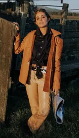 Campera estilo chaqueta de cuero color caramelo, con solapas anchas y bolsillos frontales.