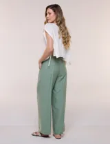 Pantalón holgado de tiro alto, color verde, con bolsillos frontales aplicados y cordón ajustable en la cintura.