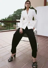 Pantalón balloon negro de punto fino y elástico, de diseño largo con cintura ajustable con goma y bajo con goma elástica.