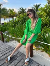 Vestido corto verde manzana de lino, con escote en V con volados y mangas abullonadas.