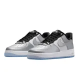 Championes Nike Air Force 1 07 Se de corte bajo, con capellada de cuero sintético blanco, entresuela plateada y suela translúcida. Presenta detalles en negro en el interior del cuello y lengüeta.