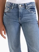 Jeans Serena Light de tiro medio-bajo y fit bootcut, confeccionado en denim con lycra, con lavado celeste claro y contrastes.