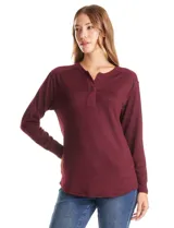 Buzo de hilado fino color bordó, con escote Henley (redondo con abertura en V y botones), hombros, puños y ruedo en tejido acanalado. Tiene una silueta cómoda y el bajo de la prenda presenta una terminación redondeada.